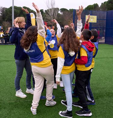 Ambiente festivo en la inauguración de la pista de fútbol de césped artificial. 