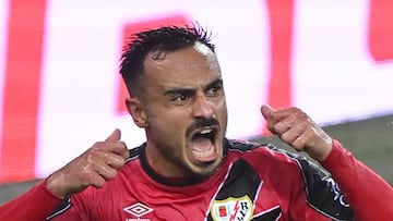 SZEGED (HUNGRÍA), 21/08/2025.- El centrocampista del Rayo Álvaro García celebra tras marcar, durante el partido de ida de la previa de la Liga Conferencia que Neman Grodno y Rayo Vallecano han disputado este jueves en el Szent Gellért Fórum de Szeged, en Hungría. EFE/X Rayo Vallecano SÓLO USO EDITORIAL, PERMITIDO SU USO SÓLO EN RELACIÓN A LA INFORMACIÓN QUE APARECE EN EL PIE DE FOTO (CRÉDITO OBLIGATORIO)
