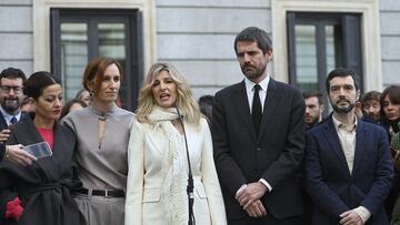 La vicepresidenta segunda y ministra de Trabajo y Economía Social, Yolanda Díaz, atiende a medios a su llegada al acto de homenaje a la Constitución, en el Congreso de los Diputados, a 6 de diciembre de 2023, en Madrid (España). Las Cortes Generales celebran el 45 aniversario de la Carta Magna en un acto institucional presidido por los presidentes del Congreso y del Senado y en el que participa el nuevo Ejecutivo de coalición y las altas autoridades del Estado. El acto tiene lugar en medio de las negociaciones por la tramitación de la ley de amnistía. Vox y los socios independentistas y nacionalistas del Gobierno repiten su ausencia en el acto institucional.
El encuentro ha comenzado con la interpretación del tema ‘Aquellas pequeñas cosas’ de Joan Manuel Serrat y se cierra con ‘Al Alba’, uno de los éxitos de Luis Eduardo Aute, ambos interpretados por la cantante María Berasarte. Entre las canciones se leen una serie de artículos de la Constitución por parte de personas ajenas a la vida parlamentaria.
06 DICIEMBRE 2023;CONGRESO DE LOS DIPUTADOS;MADRID;ACTO HOMENAJE CONSTITUCIÓN;45 ANIVERSARIO;LEY DE AMINISTIA
Alberto Ortega / Europa Press
06/12/2023