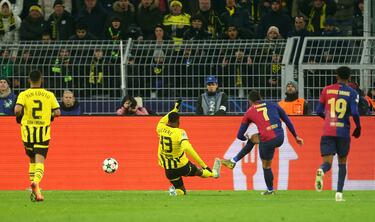 2-3. Contragolpe del Barcelona tras un error del Borussia de Dortmund. Lamine Yamal asiste al espacio a Ferran Torres, se interna en el área y dispara cruzado para superar a Gregor Kobel.