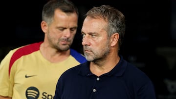 Hansi Flick con gesto serio tras finalizar el Trofeo Joan Gamper.