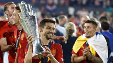 Jesús Navas, con el trofeo de la Nations League.