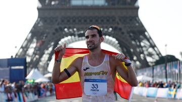 PARÍS, 01/08/2024.- El atleta español Martín Álvaro celebra su medalla de bronce al finalizar la prueba de los 20km marcha masculinos de los Juegos Olímpicos de París 2024, este jueves, en la capital francesa. EFE/ Miguel Toña