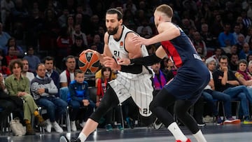 VITORIA (PAÍS VASCO), 19/04/2024.- El alero lituano del Baskonia Tadas Sedekerskis (d) defiende al alero de Georgia Tornike Shengelia (i) del Virtus Bolonia este viernes, durante un partido de la Euroliga de baloncesto, entre el Baskonia y el Virtus Bolonia, en Vitoria (País Vasco). EFE/ Adrian Ruiz Hierro