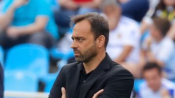 El técnico del Alcorcón, Fran Fernández, durante un partido de LaLiga Santander contra el Zaragoza.