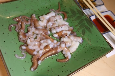El sannakji es un plato de la gastronomía coreana, se trata de pequeños pulpos que se comen crudos, aderezados con sésamo y aceite de sésamo. Aunque se sirven troceados, los tentáculos siguen retorciéndose en tu boca mientras los masticas .