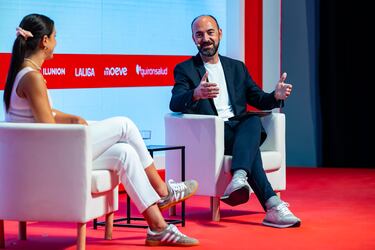 Jesús Mínguez, redactor jefe del Diario AS, dialogando con Carolina Marín, jugadora del bádminton.