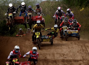 El Campeonato Británico de quads y sidecars aterrizó el fin de semana en el Iron Works Moto Park de Middleborough, una pista con surcos muy marcados y numerosos desniveles donde se pueden ver espectaculares saltos. Como los protagonizados por los competidores de la imagen durante una de las mangas de la jornada.