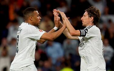 1-1. Kylian Mbappé celebra con Luka Modric el primer tanto.