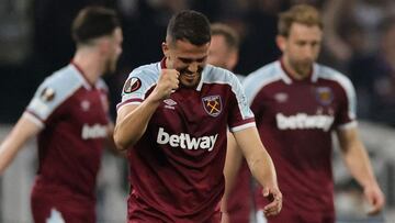 Soccer Football - Europa League - Quarter Final - Second Leg - Olympique Lyonnais v West Ham United - Groupama Stadium, Lyon, France - April 14, 2022 West Ham United's Pablo Fornals celebrates their first goal scored by West Ham United's Craig