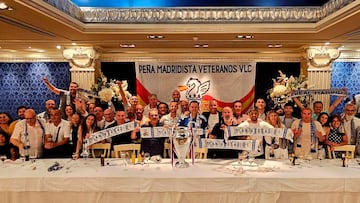 Los peñistas de Veteranos de Albal posan al término de la cena.