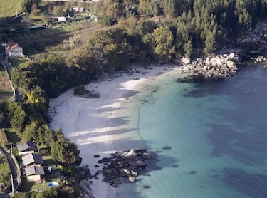 Una joya en la ría de Aldán con aguas transparentes y un conjunto rocoso en medio del arenal. El acceso es algo más complicado, lo que contribuye a su encanto natural.