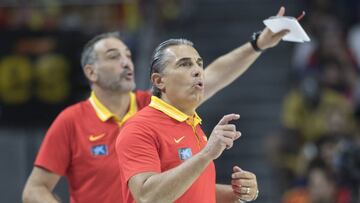 Sergio Scariolo da instrucciones durante el partido