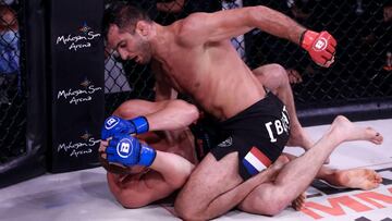 Gegard Mousasi golpea a John Salter en Bellator 264.