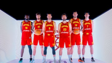 Usman Garuba, Juancho Hernangómez, Rudy Fernández, Sergio Llull, Willy Hernangómez y Santi Aldama, con la equipación de la Selección.