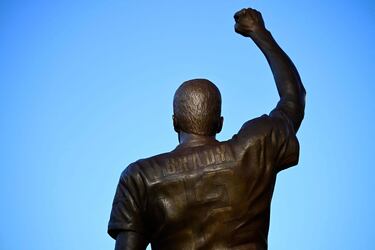 Vista detallada de la estatua de Brady. Realizada en bronce, se aprecia el cabello del jugador y los detalles en la camiseta donde se su nombre y el dorsal 12.