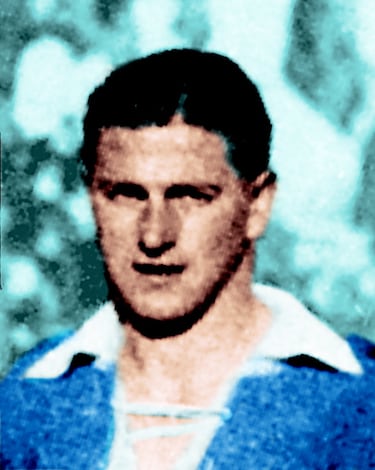 El centrocampista madrileño vistió la camiseta del Real Madrid entre 1939 y 1941. Jugó 9 partidos como madridista. Fichó por el Oviedo la temporada 1940-41 donde estuvo hasta 1946. En total, disputó 76 encuentros en los que marcó 1 gol.