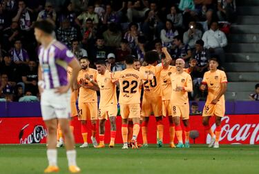 0-3. Álvaro Morata celebra el tercer tanto con sus compañeros. El delantero colchonero marca en el minuto 37 de partido.