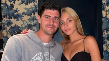 El guardameta del Real Madrid, Thibaut Courtois, encontró el amor en esta modelo israelí, con la que comenzó una relación hace ya unos meses, durante la pasada temporada. Entre viajes y guiños por redes sociales surgió el amor entre ellos, hasta el punto que se ha convertido en su principal apoyo.