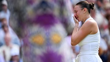 US player Amanda Anisimova speaks and reacts following her defat against Poland's Iga Swiatek at the end of their women's singles final tennis match on the thirteenth day of the 2025 Wimbledon Championships at The All England Lawn Tennis and Croquet Club in Wimbledon, southwest London, on July 12, 2025. (Photo by Kirill KUDRYAVTSEV / AFP) / RESTRICTED TO EDITORIAL USE
