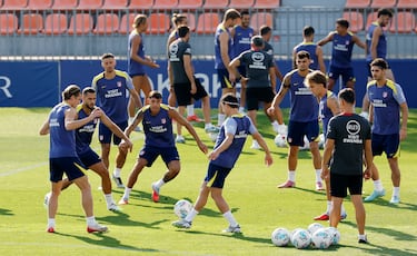 Nahuel Molina, Hancko y Julián Álvarez durante el entrenamiento. 
 