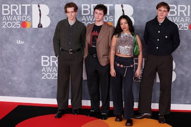 El grupo English Teacher formado por Nicholas Eden, Lewis Whiting, Lily Fontaine y Douglas Frost posan en la alfombra de los Brit Awards 2025.
