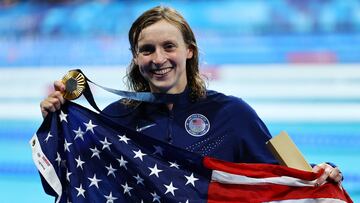 Paris 2024 Olympics - Swimming - Women's 1500m Freestyle Victory Ceremony - Paris La Defense Arena, Nanterre, France - July 31, 2024. Gold medallist Katie Ledecky of United States celebrates after winning the race and setting a new Olympic record. REUTERS/Ueslei Marcelino