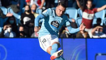 Iago Aspas dispara a puerta durante el partido contra el Barcelona en Balaídos.