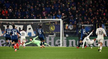 1-3. Balón al espacio para el jugador inglés del Real Madrid, se interna en el área, finta a de Marten de Roon y saca un disparo con la pierna izquierda al palo largo, superando la estirada de Marco Carnesecchi.