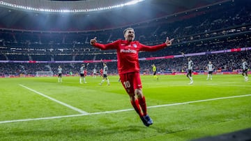 Ángel Correa celebra un gol del Atlético al Valencia.