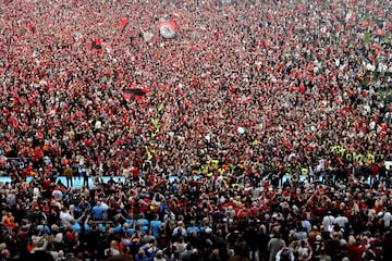Los aficionados del Bayer Leverkusen invadieron en masa el césped del BayArena tas finalizar el encuentro y celebrar el primer título en la Bundesliga de su equipo.
