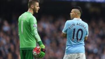 Kun Agüero y De Gea durante el derbi de Manchester.