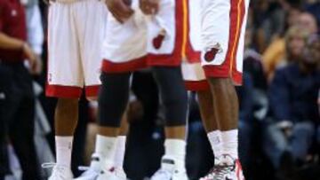 Mario Chalmers, Dwyane Wade y LeBron James, cariacontecidos en el partido ante Denver.