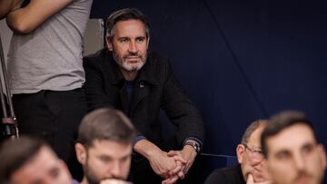 PAMPLONA, 22/01/2025.- El entrenador de Osasuna, Vicente Moreno (c), y varios jugadores del conjunto navarro durante la despedida este miércoles al ya exjugador 'rojillo' Nacho Vidal en la sala de prensa del estadio de El Sadar. EFE/Villar lópez