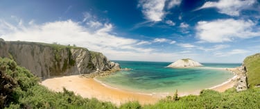 La Playa de Covachos se encuentra a tres kilómetros de Soto de la Marina, en la costa cercana a la ciudad de Santander. Se trata de una pequeña pero hermosa playa, caracterizada por la presencia de un bonito islote denominado El Castro de Covachos que, en bajamar, se une a la tierra. Es una playa aislada y nudista, donde se respira una gran tranquilidad y donde se pueden disfrutar de unas magníficas vistas.