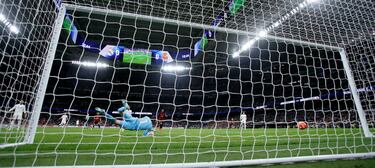 0-1. Balón rechazado dentro del área blanca al que no llega Dani Ceballos pero sí Martin Valjent. El defensa eslovaco deja psar el balón y se saca un zurdazo cruzado lejos del alcance de Thibaut Courtois.