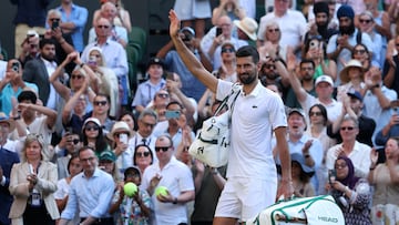 Novak Djokovic se despide del público de Wimbledon.