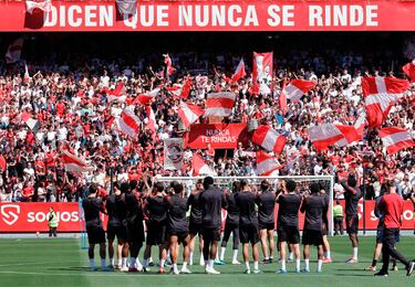 La afición sevillista ha arropado a sus jugadores durante el entrenamiento previo al derbi de mañana ante el Betis. 