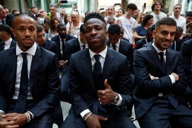 Los jugadores del Real Madrid Militao, Vinicius jr y Dani Ceballos en la visita del equipo a la Real Casa de Correos.