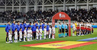 Formación de las selecciones de Chipre y España en el centro del campo del Alphamega Stadium.