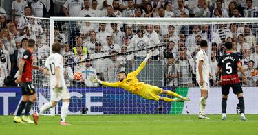 El guardameta del Mallorca frustró una y otra vez los intentos de del conjunto blanco hasta que llegaron los goles de Mbappé y Jacobo Ramón.