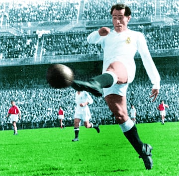 Manuel Fernández Fernández, mejor conocido como Pahiño, era un delantero gallego brutal, uno de los mejores jugadores en los 40 y los 50 y el máximo goleador de la historia del Real Madrid antes de la llegada de Alfredo Di Stefano. Sin embargo, su historia trasciende al fútbol. En su infancia tuvo que sufrir la hambruna de la guerra y la posguerra así como la persecución a su padre, contrario al régimen falangista. Ya como futbolista, Pahíño se mostraba como un hombre con inquietudes intelectuales y actitudes contrarias al régimen franquista. Durante una gira por América con el Real Madrid, Pahiño adquirió en Buenos Aires una edición de “Por quién doblan las campanas" de Ernest Hemingway, una obra prohibida en España. Su afición por la literatura prohibida y su actitud crítica hacia el régimen le valieron la enemistad de los poderes establecidos. En una concentración con la selección, el general gallego Mariano Gómez-Zamalloa y Quirce pronunció una arenga para motivar al equipo: “Y ahora, muchachos, ¡cojones y españolía!”. Pahiño respondió con una sonrisa burlona, gesto que le costó su participación en el Mundial de 1950.
