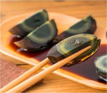 Son huevos de pato,gallina o codorniz, que se fermentan durante semanas en una mezcla de arcilla, cal, ceniza, cáscara de arroz, sal y té negro. Forman parte de la gastronomía china, donde se considera un alimento de lo más normal.