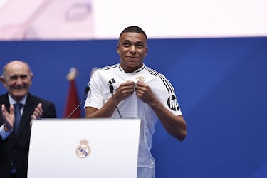 Kylian Mbappé besa el escudo del Real Madrid visiblemente emocionado. 