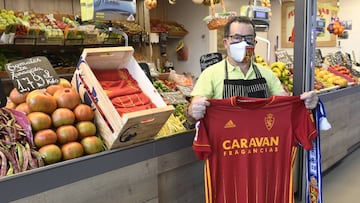 La camiseta 'tomate' ha sido presentada esta mañana en el Mercado Central.