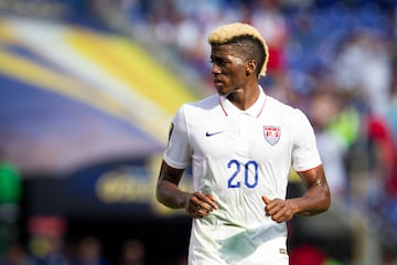 El delantero de origen ghanés jugaba en Los Ángeles Galaxy cuando salió la campaña 'Backed by messi'. En Los Ángeles su mejor temporada en registros goleadores fue la 13/14 en la que anotó 19 goles. En 2017 se marchó a Columbus Crew y a partir de ahí ha jugado para varios equipos en primera y segunda división estadounidense. Curiosamente, Zardes tuvo un pico de fama con la llegada de ´el camino', una modalidad de juego que incorporó EA Sports en FIFA 17 en la que él era uno de los protagonistas.