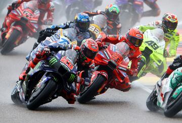Marc Márquez tras la salida al esprint, el de Cervera se fue largo y perdió varias posiciones. En la imagen junto a Fabio Quartararo.
