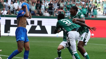 Los jugadores del Werder Bremen celebran el empate ante el Bayer Leverkusen.