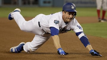 El veterano infielder llegó a los Dodgers en la parte final de la campaña y sus actuaciones en primera base durante la postemporada convencieron a Dave Roberts.