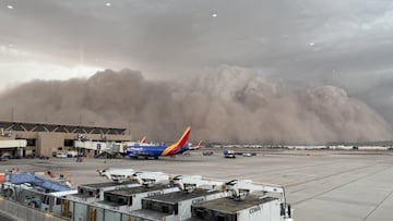 La tormenta de arena denominada "Haboob", golpeó Phoenix la tarde de este lunes, dejando algunas consecuencias de cuidado.